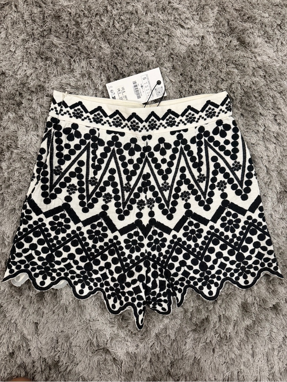 Zara High Waisted Black and White Embroidered Scallop Hem Shorts - Picture 4 of 4